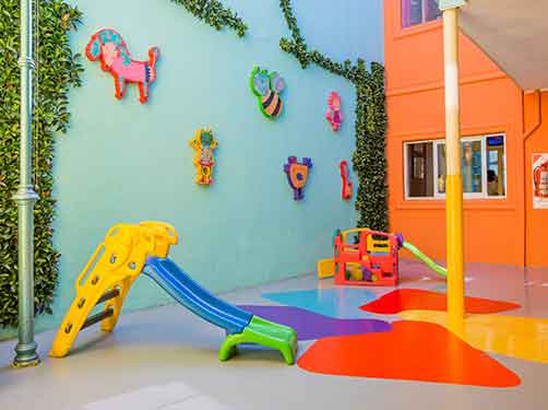 Patio con juegos para niños